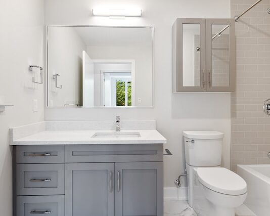 Jakie meble łazienkowe wybrać dla osób starszych? Jakie meble łazienkowe wybrać dla osób starszych?