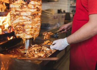 Jaki wybrać sprzęt do lokalu z kebabem – kluczowe urządzenia do profesjonalnej kuchni kebab