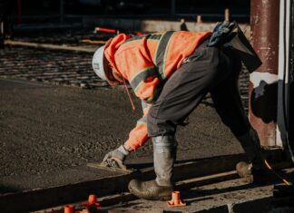 Rodzaje pomp do betonu – przewodnik po parametrach, zastosowaniach i kursach operatora Pompy do betonu