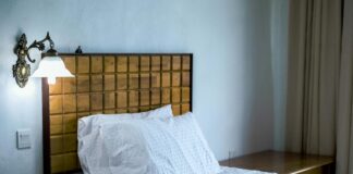 Jak urządzić sypialnię, by łóżka z palet i poduszki do spania tworzyły idealny duet? poduszki do spania