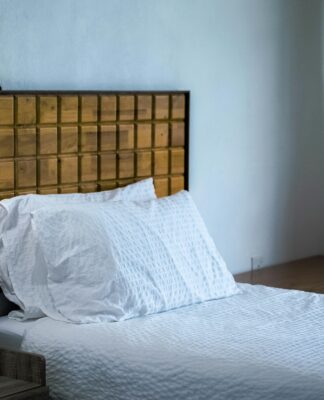 Jak urządzić sypialnię, by łóżka z palet i poduszki do spania tworzyły idealny duet? poduszki do spania