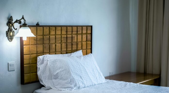 Jak urządzić sypialnię, by łóżka z palet i poduszki do spania tworzyły idealny duet? poduszki do spania