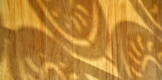 Drewno do łazienki i kuchni – które gatunki lepiej znoszą wilgoć? Drewno do łazienki i kuchni