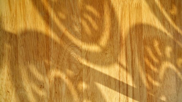 Drewno do łazienki i kuchni – które gatunki lepiej znoszą wilgoć? Drewno do łazienki i kuchni